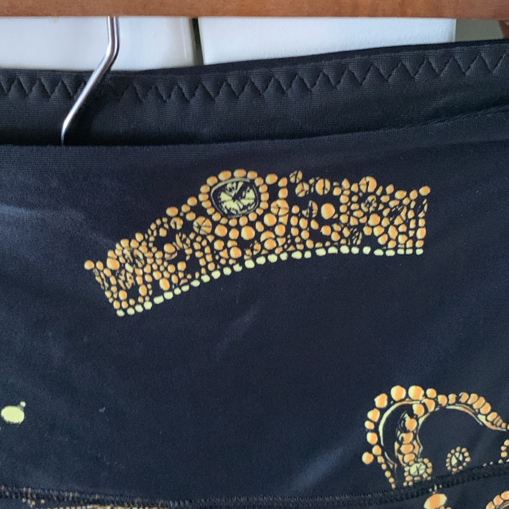 Victoria’s Secret Sport sz XS legging satiny feel and look crowns tiaras euc - Picture 5 of 8